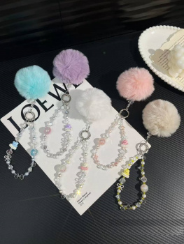 Брелок-подвеска арт. 209407 Медведь-бусина "Welcome" и меховой шарик 1 шт цвета микс в пак.